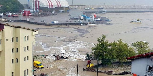 Bartın sele teslim: 45 yolcu mahsur kaldı