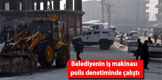 Belediyenin iş makinası polis denetiminde çalıştı