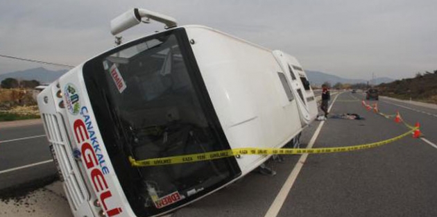 Bergama'da yolcu midibüsü devrildi: 1 ölü, 9 yaralı