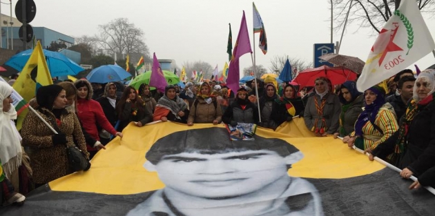 Bonn'da binlerce kişi yürüyüşe başladı