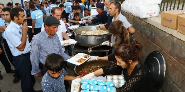 Büyükşehir Belediyesi Çadırında Hergün 2 Bin Kişi İftar Açıyor