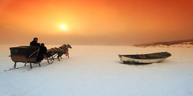 Buz Tutan Çıldır Gölü Turist Akınına Uğradı