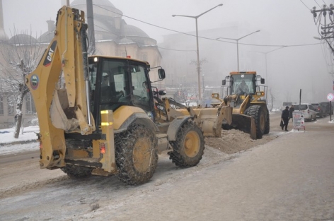 Cadde ve kaldırımlarda buz küreme çalışması