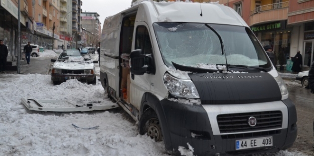 Çatıdan düşen kar kütlesi araçları hurdaya çevirdi