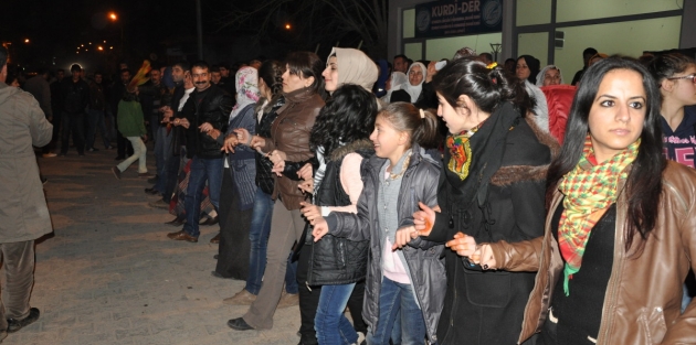 Çınar'da halay ve marşlarla 'Kobanê' kutlaması