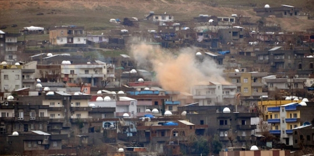 Cizre’de bodrumdaki yaralıları almak için ambulanslar yola çıktı