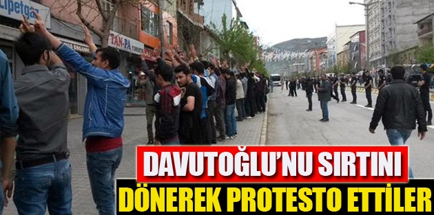 Davutoğlu’nu sırtını dönerek protesto ettiler