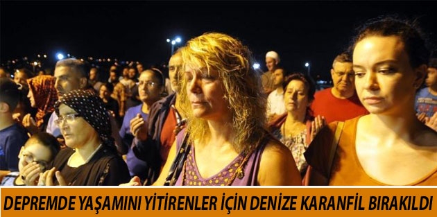 Depremde yaşamını yitirenler için denize karanfil bırakıldı