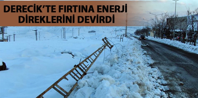 Derecik’te Fırtına Enerji Direklerini Devirdi