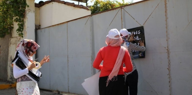 Diyarbakır'da 'Barış istiyoruz' afişinin asılmasını polis engelledi, asker izin verdi!