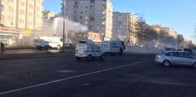 Diyarbakır’da cenazeye katılmak için yürüyenlere tazyikli su ve gaz