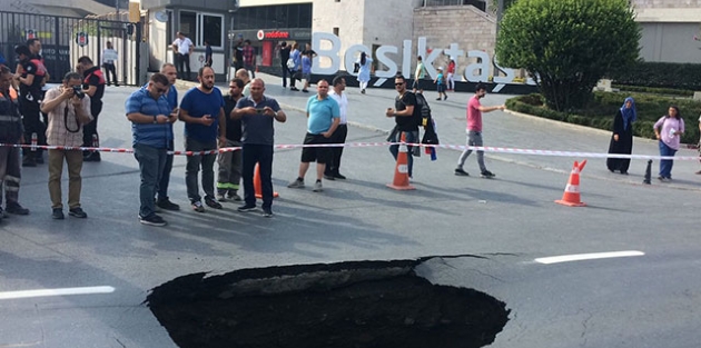 Dolmabahçe'de yolda çökme