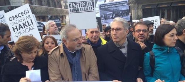  Dündar ve Gül’ün meslektaşlarından 30 adımlık eylem... 