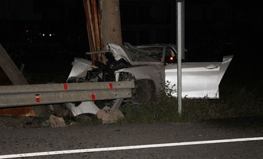 Elektrik direğine çarpan otomobildeki 3 genç can verdi