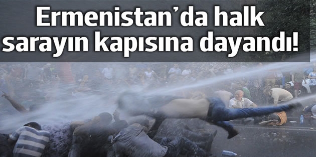 Ermenistan'da halk, sarayın kapısına dayandı