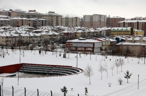 Erzurum'a Nisan Ayı Ortasında Lapa Lapa Kar Yağdı