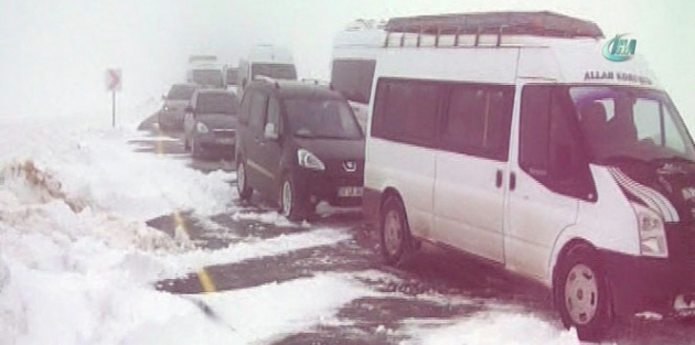 Erzurum'da tipi nedeniyle 30 araç mahsur kaldı