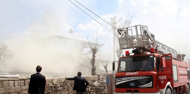 Evleri ikinci kez yanan Vanlı aile sokakta kaldı