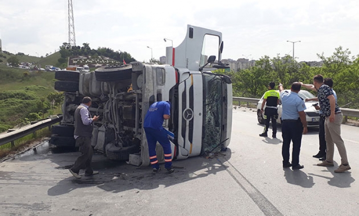 Hafriyat kamyonu devrildi; Trafik felç oldu