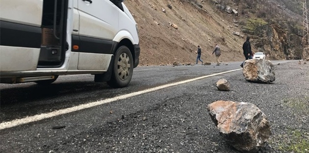 Hakkari-Çukurca yolunda kaya tehlikesi