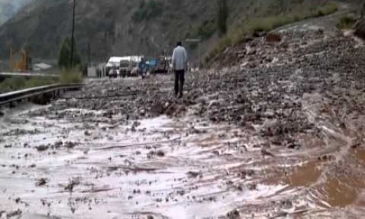 Hakkari karayolunda heyelan