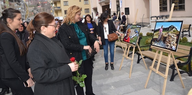 Hakkari'de 8 Mart etkinlikleri: Kadın konulu sergi açıldı 