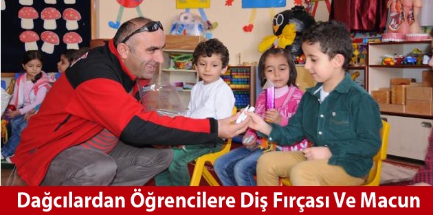 Hakkari'de dağcılardan öğrencilere diş fırçası ve macun