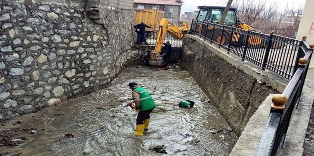 Hakkari’de dere yatakları çöpten temizlendi!