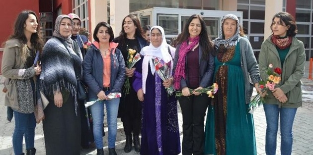 Hakkari’de kadınlara gül dağıtıldı 