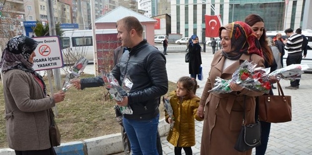 Hakkari'de kadınlara gül dağıtıldı! 