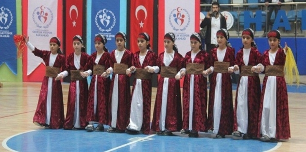 Hakkari’de Kulüpler Arası Halkoyunları Yarışması 