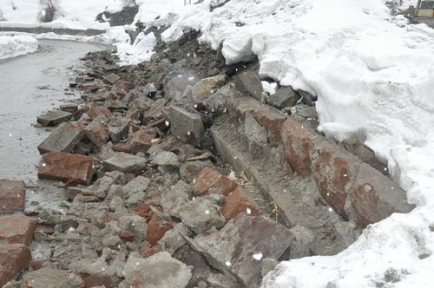 Hakkari’de yoğun yağış mezarlık duvarını yıktı