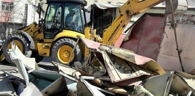 Hakkari’de yol kenarındaki barakalar kaldırıldı