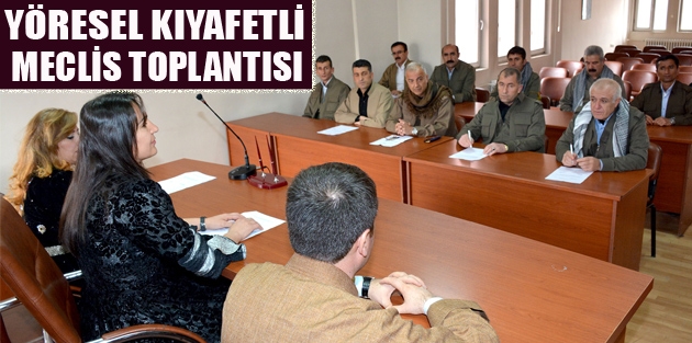 Hakkari'de Yöresel Kıyafetli Meclis Toplantısı