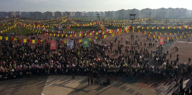 Halk akın akın Newroz alanına akıyor