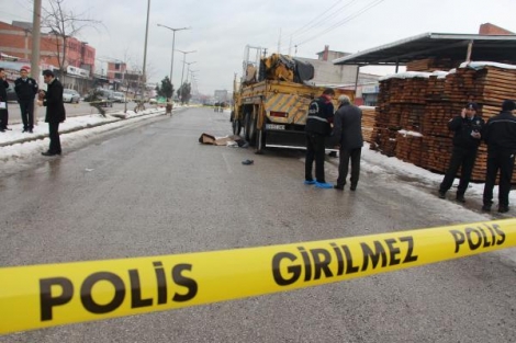 Hareket halindeki kamyon sürücüsüyle şaka ölüm getirdi