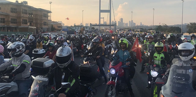 Hayatını kaybeden motosiklet sürücüsü için yüzlercesi oraya akın etti