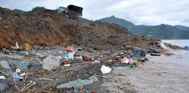 Hopa’yı toprak, çamur, balçık ve sel atıklarını Karadeniz’e dökerek temizliyorlar!