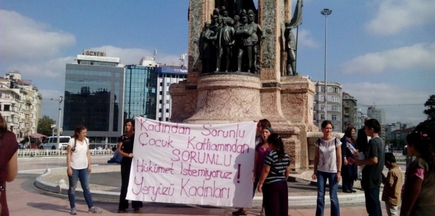 Hükümeti protesto eden kadınlar gözaltına alındı