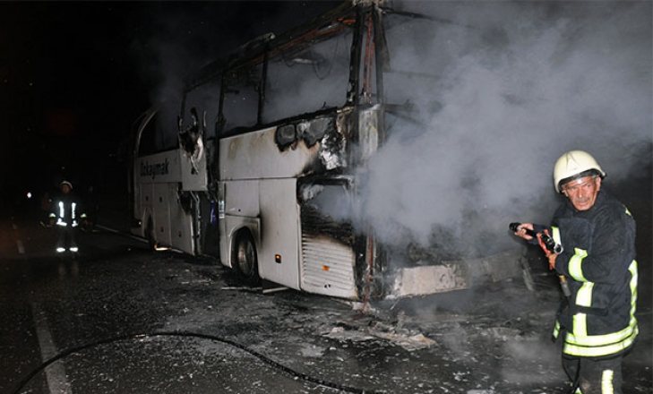 İçinde 43 kişi bulunan yolcu otobüsü alev alev yandı