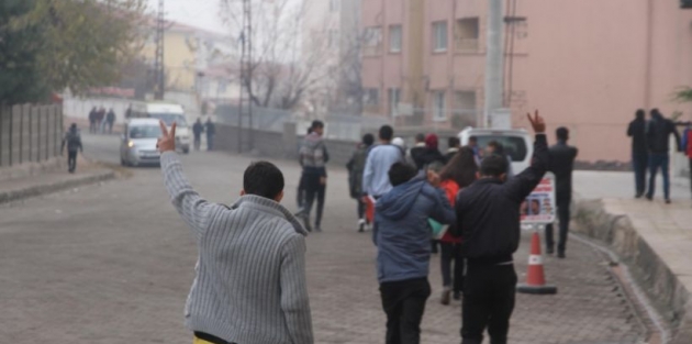 İdil'de eylem yapan liselilere polis saldırısı