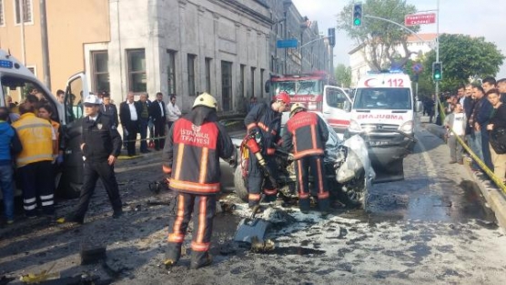 İETT otobüsü ile otomobil kafa kafaya çarpıştı