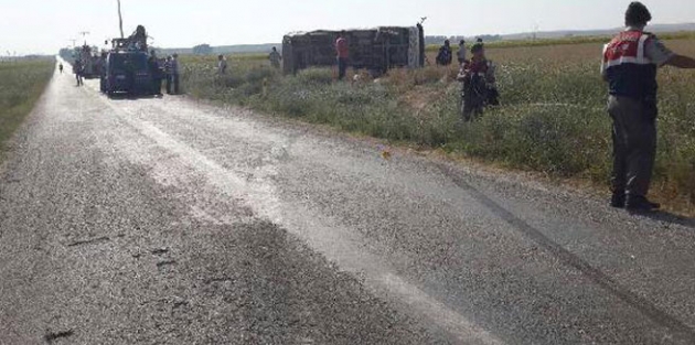 İşçileri taşıyan midibüs devrildi: 3 ölü, 30 yaralı