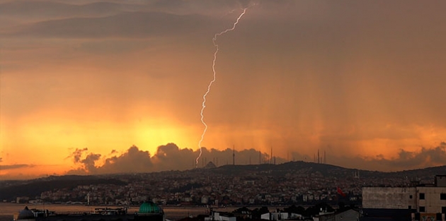 İstanbul güne şimşeklerle uyandı