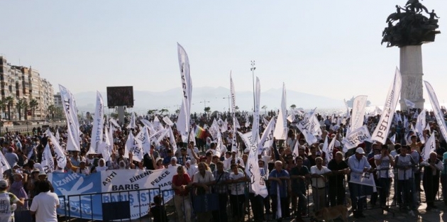 İzmir Barış Bloku: Türk Bayrağı ile hiçbir sorunumuz yok