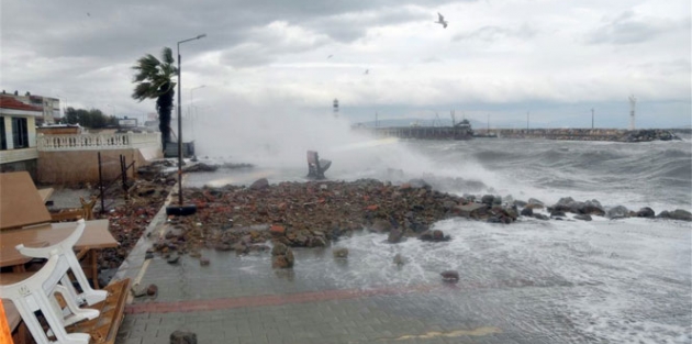 İzmir'de fırtına çatıları uçurdu, ağaçları kökünden söktü