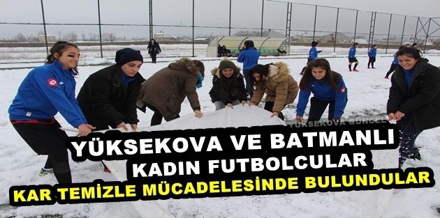 Kadın Futbolcular Kar Temizle Mücadelesinde Bulundular