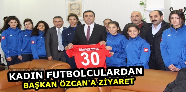 Kadın Futbolculardan Özcan'a Ziyaret