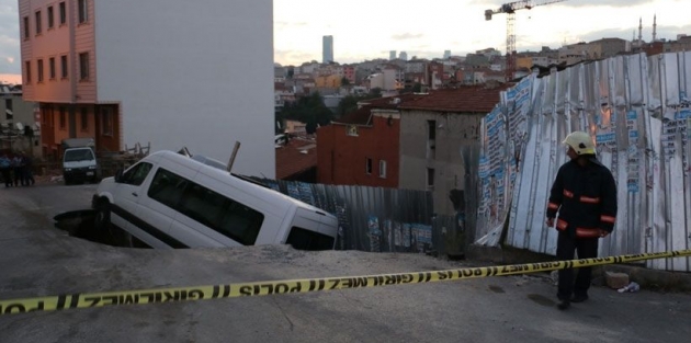 Kağıthane'de yol çöktü, servis minibüsü içine düştü