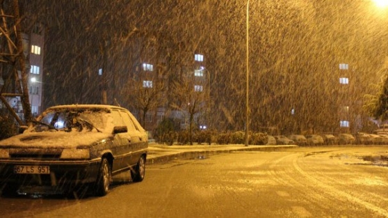 Kar İstanbul’a yaklaştı! İzmit beyaza büründü 